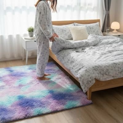 Femme pieds sur tapis descente de lit multicolore 
