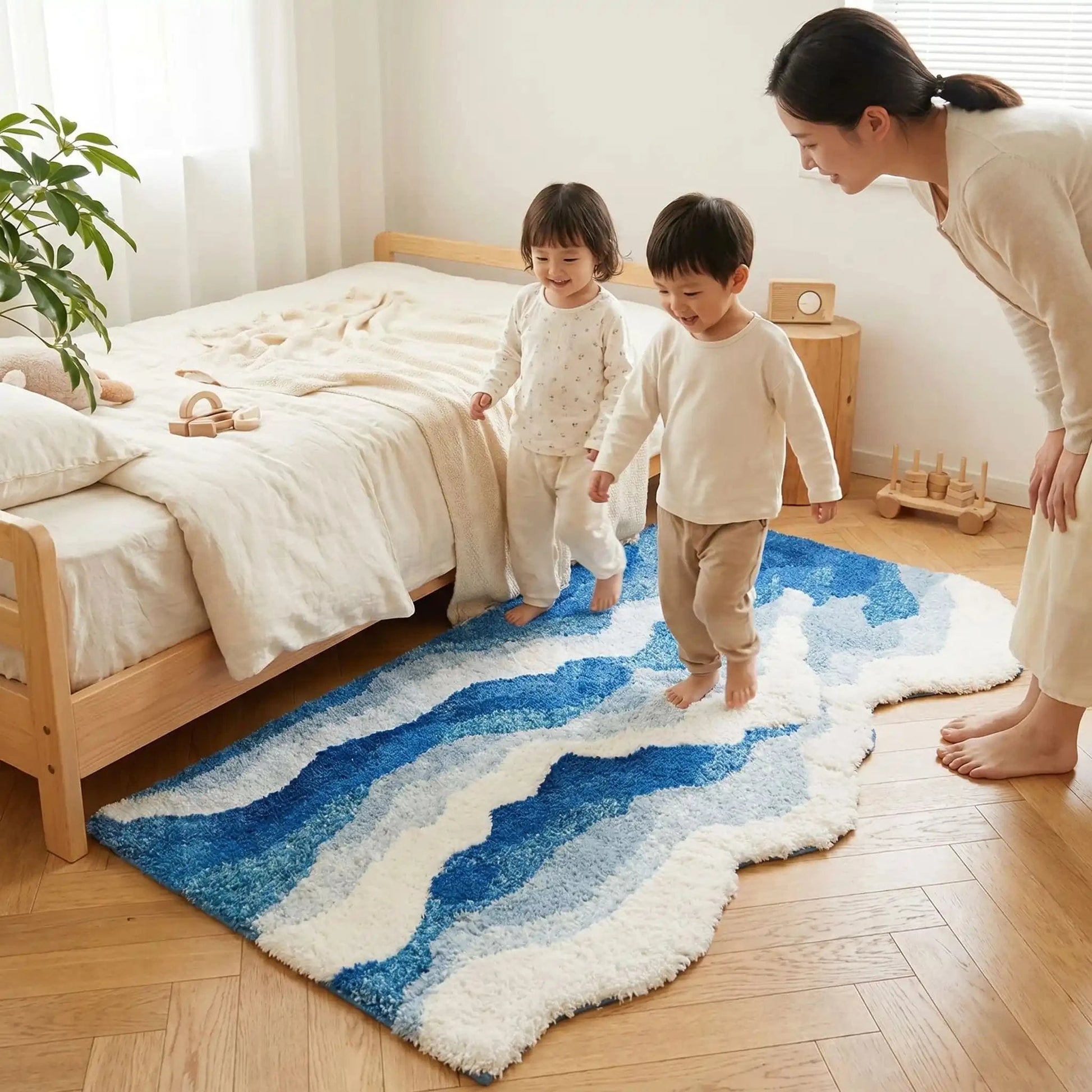 Femme  regarde enfants sur descente de lit douce antidérapante