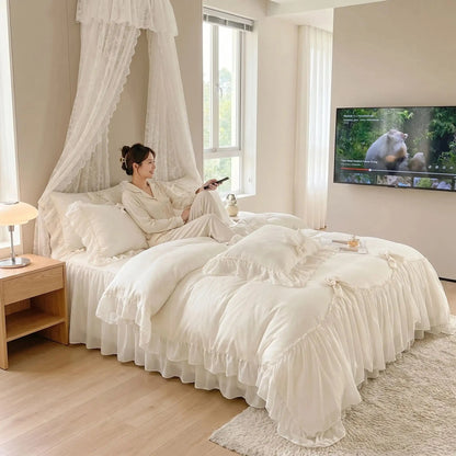 Femme regarde télé sur parure de lit 220x240 blanche Fraicheur Apaisante