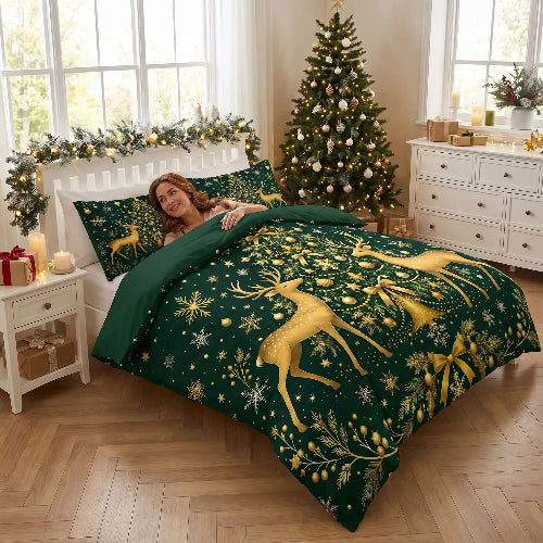 Femme souriante couchée sous housse de couette gris clair avec sapin Noël  