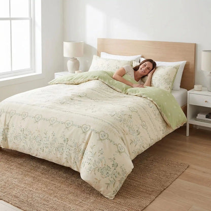 Femme souriante sous douceur d'intérieur housse de couette coton