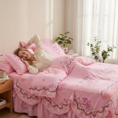 Femme souriante sur parure de lit coeurs rose floral antidérapante 
