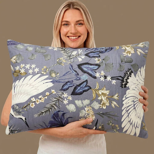 Femme souriante tenant taies D Oreiller 50x70 violettes