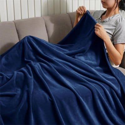 Femme sous couverture bleu marine ultra douce