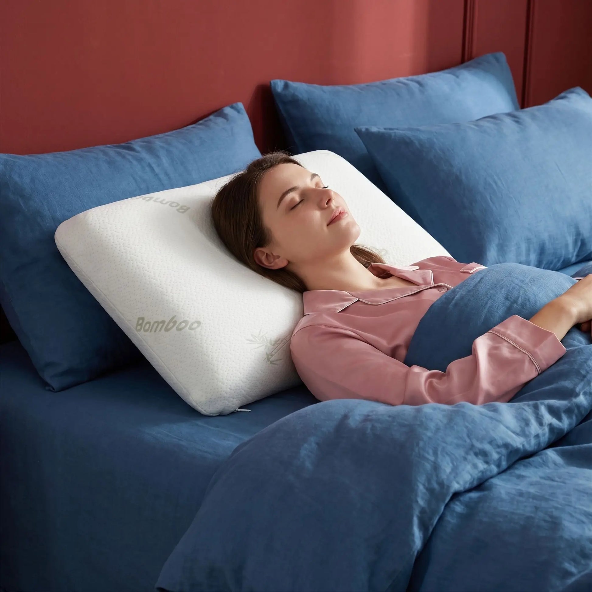 Femme tête sur oreiller cervical mémoire de forme draps bleus