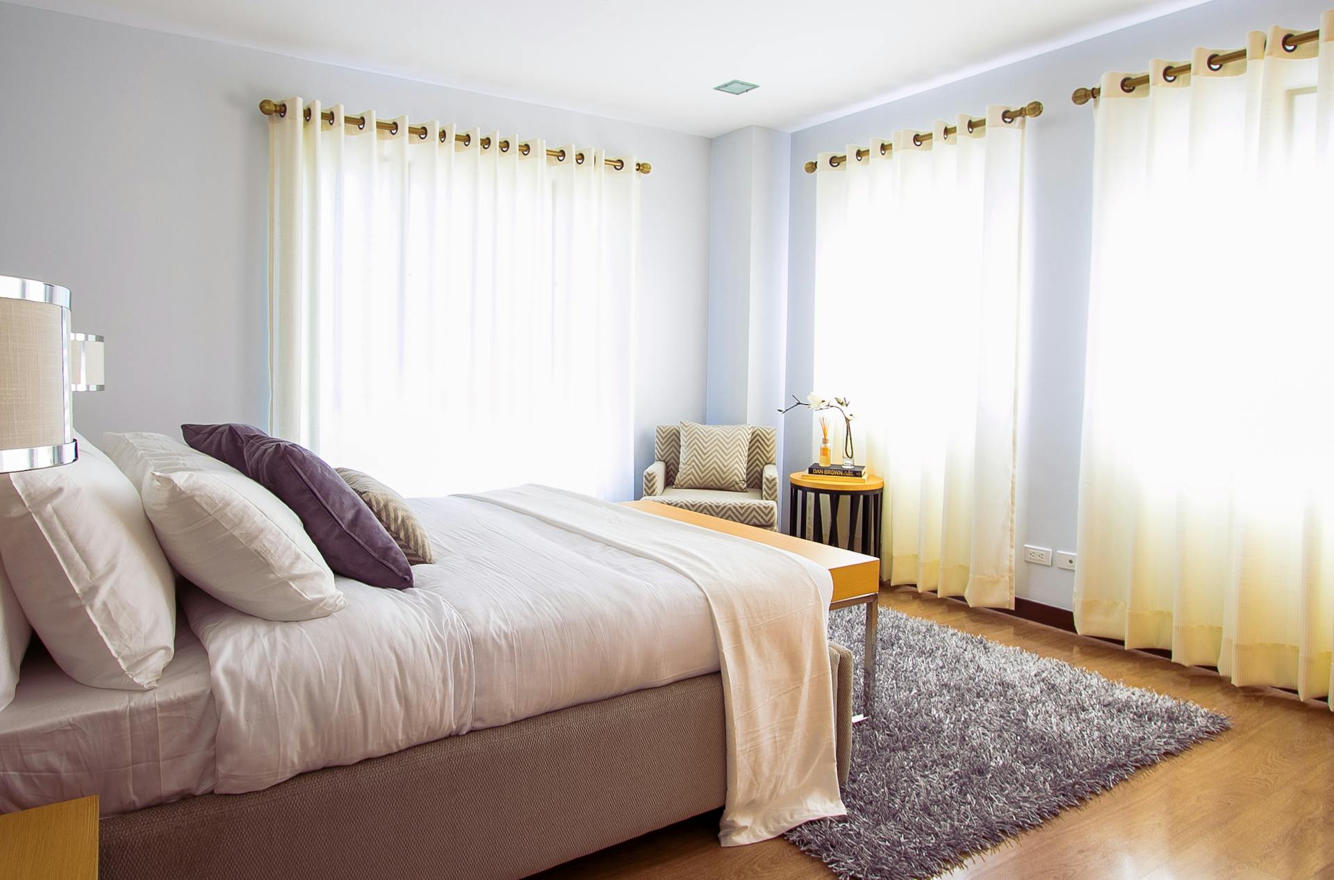 Grande Chambre Élégante avec taies d'oreiller draps 