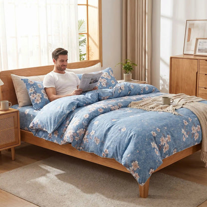 Homme avec journal sur parure de lit bleue Florale 