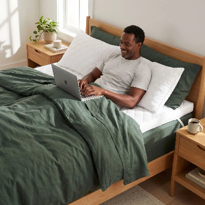 Homme avec-ordinateur sous draps sur surmatelas 90x190 blanc