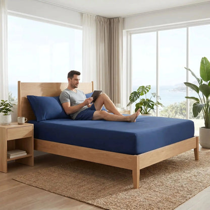 Homme  avec tablette sur drap housse bleue confort matinal