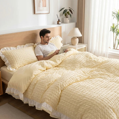 Homme avec tablette sur parure de lit jaune dentelle seersucker