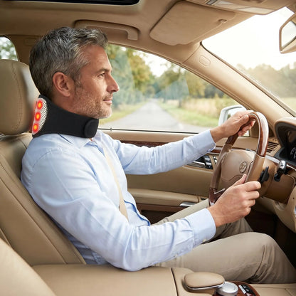 Homme conduit voiture avec oreiller cervical Thermique Chauffant