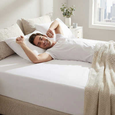 Homme couché sur drap housse 140x190 blanc antibactérien 