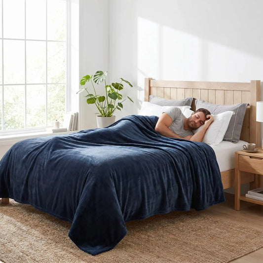 Homme endormi sous couverture bleu marine ultra douce