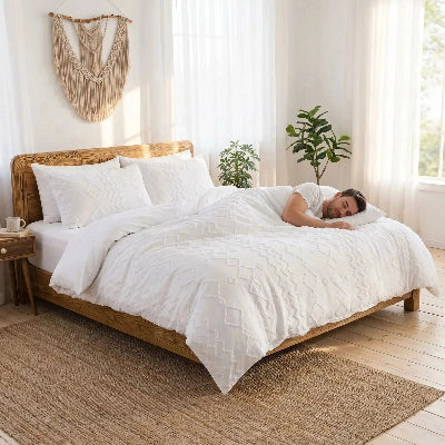 Homme endormi sous housse de couette 135x200 blanche