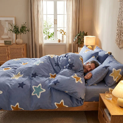 Homme endormi sous housse de couette bleue étoilée