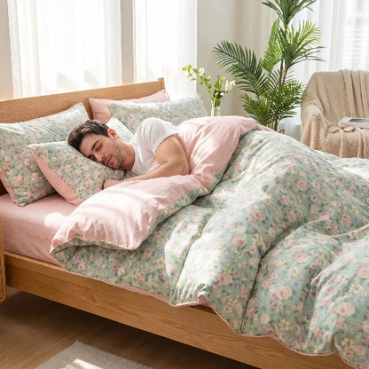 Homme endormi sous housse de couette douceur Cozywinter™ dans chambre