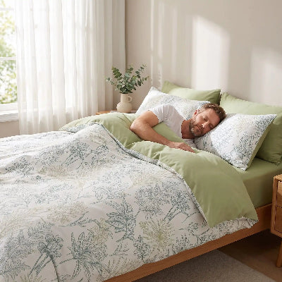Homme endormi sous housse de couette verte