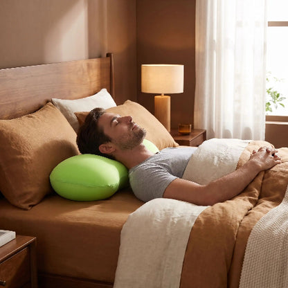 Homme endormi sur dos cou sous traversin ergonomique cervical vert