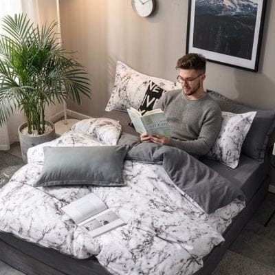 Homme étudie sur parure de lit blanche Élégance Premium