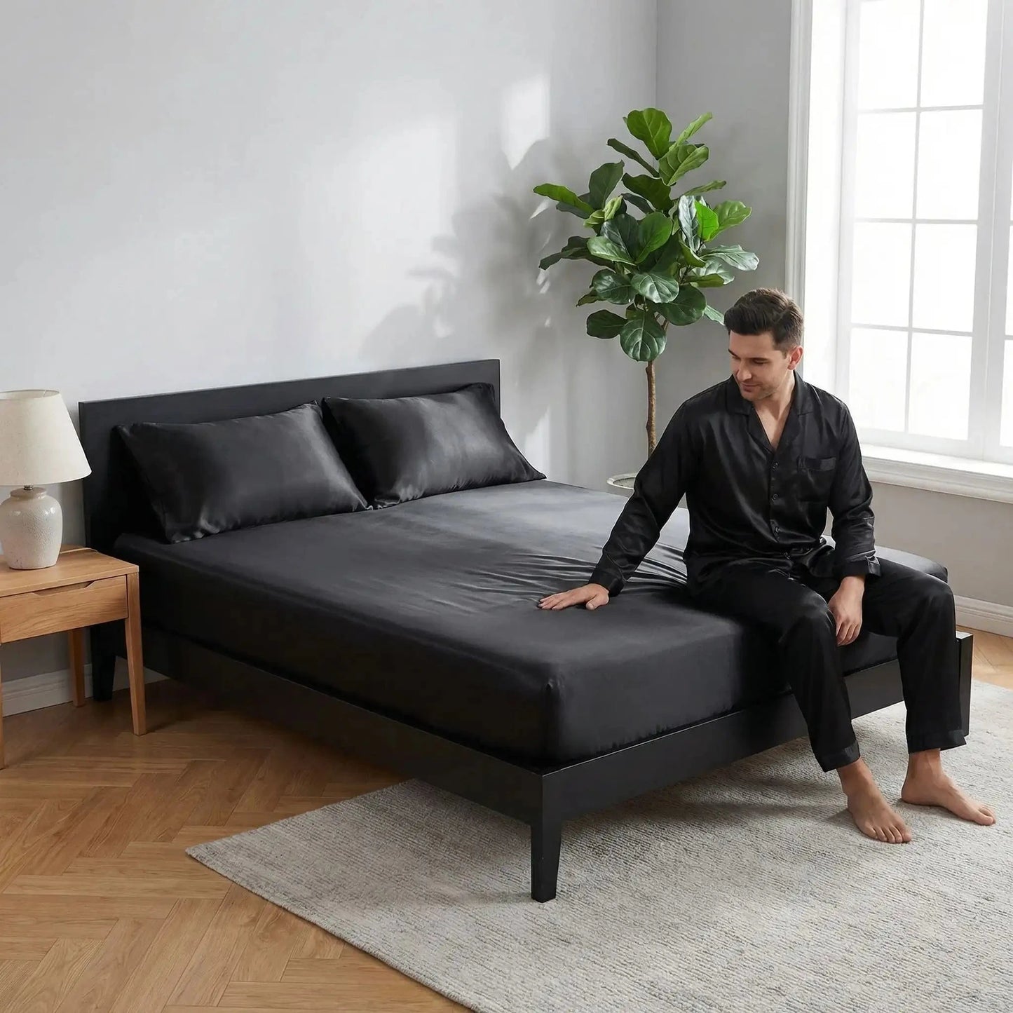 Homme habillé noir sur drap housse noir confort optimal