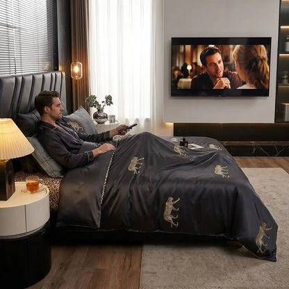 Homme regarde télé sur parure de lit noire Soie Naturelle