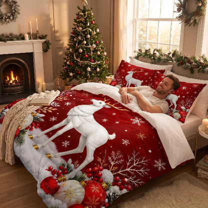 Homme souriant couché sous housse de couette douceur violette avec sapin Noël 