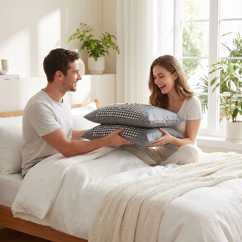 Homme souriant donne taie d'oreiller cottonwell™ à sa compagne joyeuse