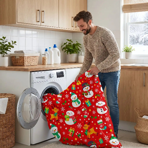 Homme souriant lave housse de couette douceur jaune dans machine 