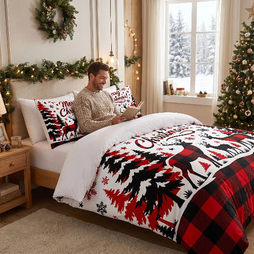 Homme souriant lit sous housse de couette bourgogne dans chambre