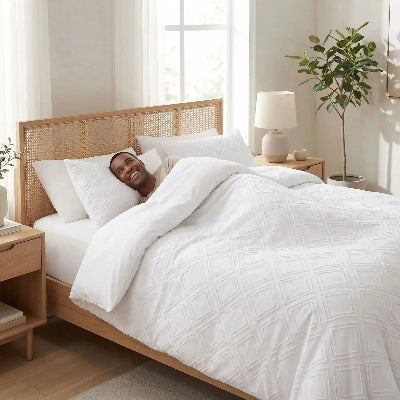 Homme souriant sous housse de couette 135x200 blanche