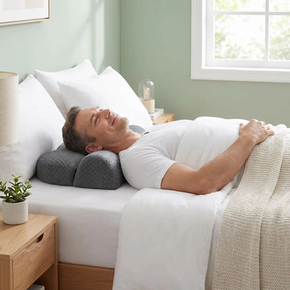 Homme souriant tête sur oreiller cervical mémoire de forme