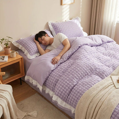 Homme tête sur taie d'oreiller sur parure de lit violette dentelle seersucker
