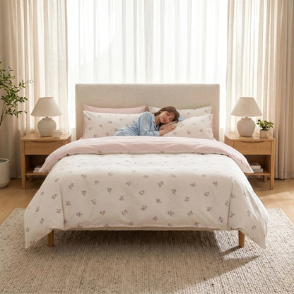 Jeune femme couchée sur parure de lit coton premium