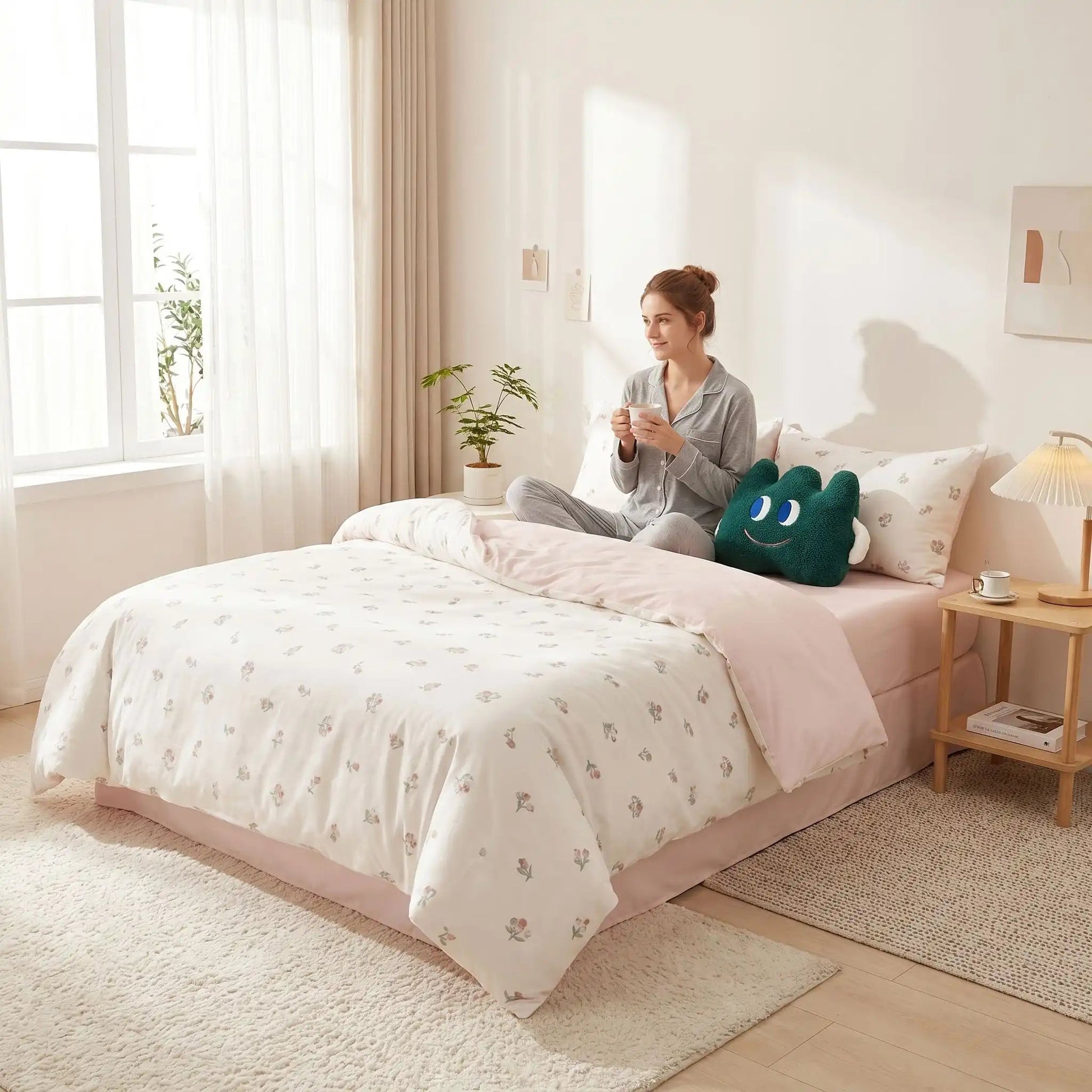 Jeune femme sur parure de lit coton premium avec café