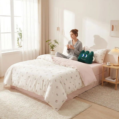 Jeune femme sur parure de lit coton premium avec café