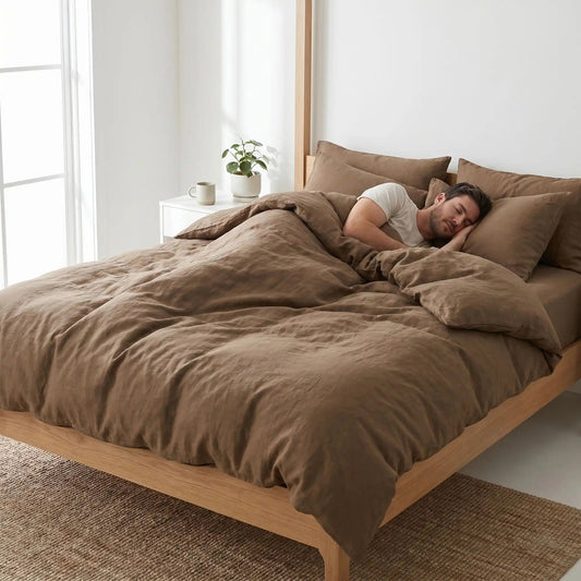 Jeune homme dort sur parure de lit gaze de coton marron 