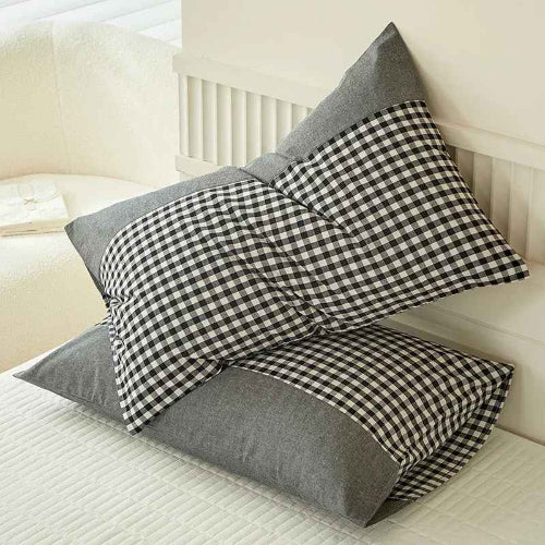 Taie d'oreiller cottonwell™ gris rayée sur lit
