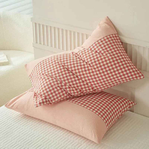 Taie d'oreiller cottonwell™  rose rayée sur lit 