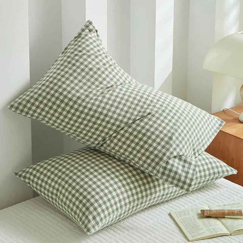 Taie d'oreiller cottonwell™ vert rayée sur lit 