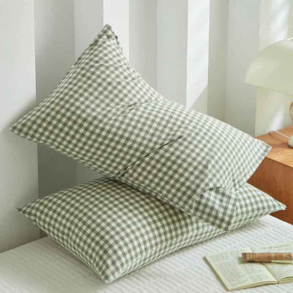 Taie d'oreiller cottonwell™ vert rayée sur lit 