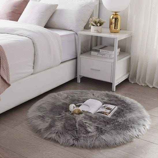 Tapis descente de lit rond gris près lit