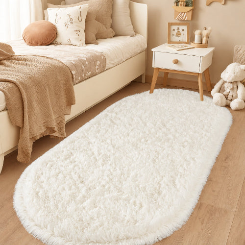 Tapis sortie de lit VIKAMA blanc dans chambre près lit