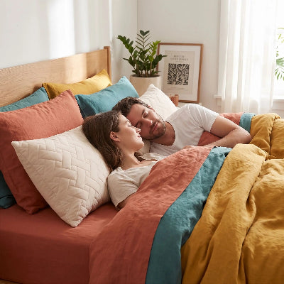 couple endormi sous draps colorés tête sur traversin Réversible™200 Fils