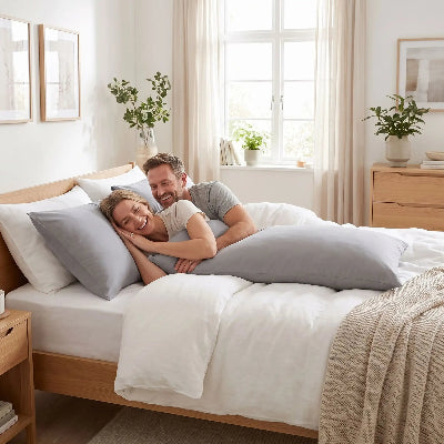 couple souriant têtes sur traversin SoftBolster™ gris 
