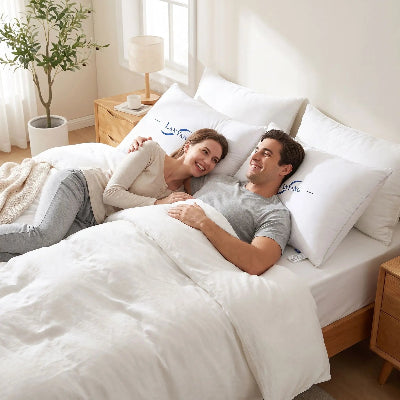 couple souriants sur oreiller à mémoire de forme blanc 