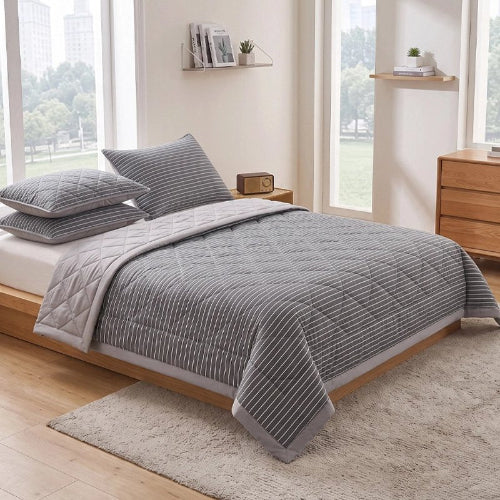 Couverture double face avec taies d'oreiller sur lit