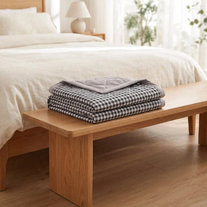 Couverture double face sur table près lit dans chambre