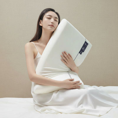 femme assise avec oreiller à mémoire de forme Plushpillow blanc
