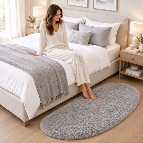 femme assise pieds sur tapis sortie de lit VIKAMA pur gris