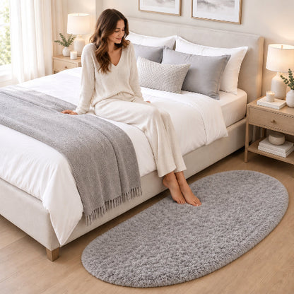 femme assise pieds sur tapis sortie de lit VIKAMA pur gris